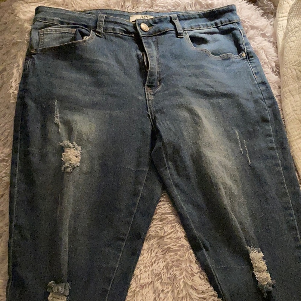 Dark blue skinny jeans with distressing 🌈!